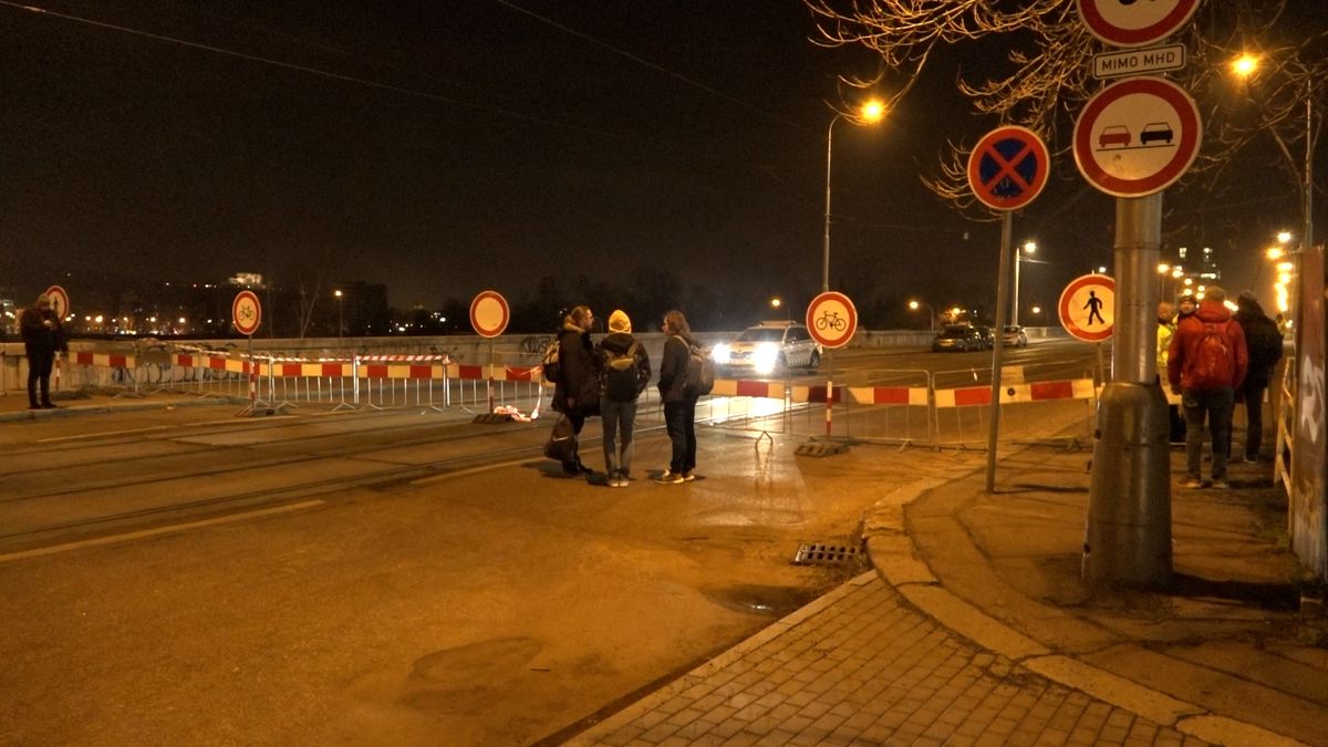 Praha kvůli havarijnímu stavu narychlo uzavřela Libeňský most pro tramvaje